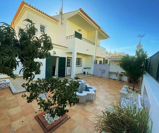 Semi-detached villa of 2 floors, with 3 bedrooms, 3 bathrooms and garage, 5 minutes walk from Porto Mós Beach and the city center!