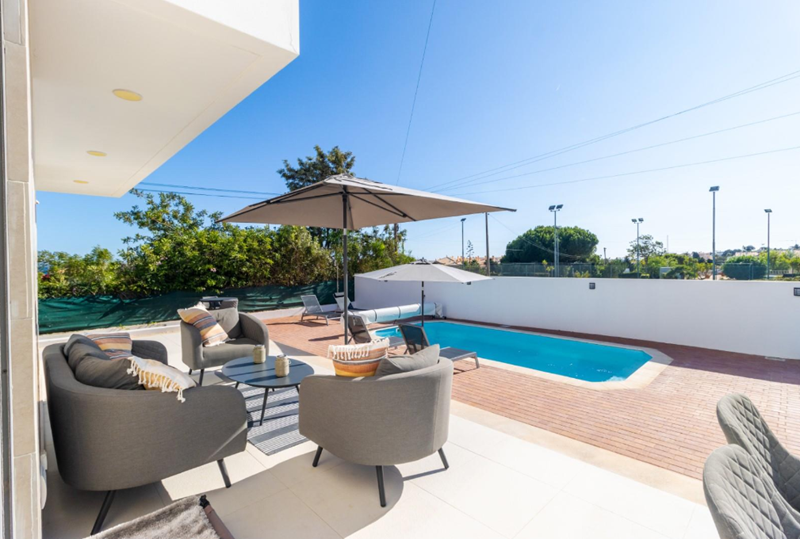 DISTRESSED SALE - Villa with just 2 years, modern and beautiful, 3+1 bedrooms, 4 bathrooms, pool, large terraces, garage and lovely sea views, FOR SALE IN PRAIA DA LUZ, LAGOS! 
