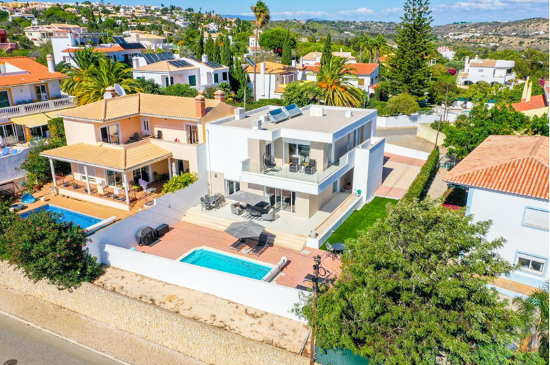 DISTRESSED SALE - Villa with just 2 years, modern and beautiful, 3+1 bedrooms, 4 bathrooms, pool, large terraces, garage and lovely sea views, FOR SALE IN PRAIA DA LUZ, LAGOS! 