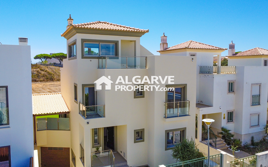 Bonita moradia V4+1 em zona calma e residencial perto da praia e do aeroporto nas Gambelas, Algarve