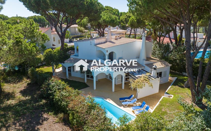 Villa de style traditionnel de 4 chambres avec vue sur le parcours de golf à côté de la marina de Vilamoura, Algarve