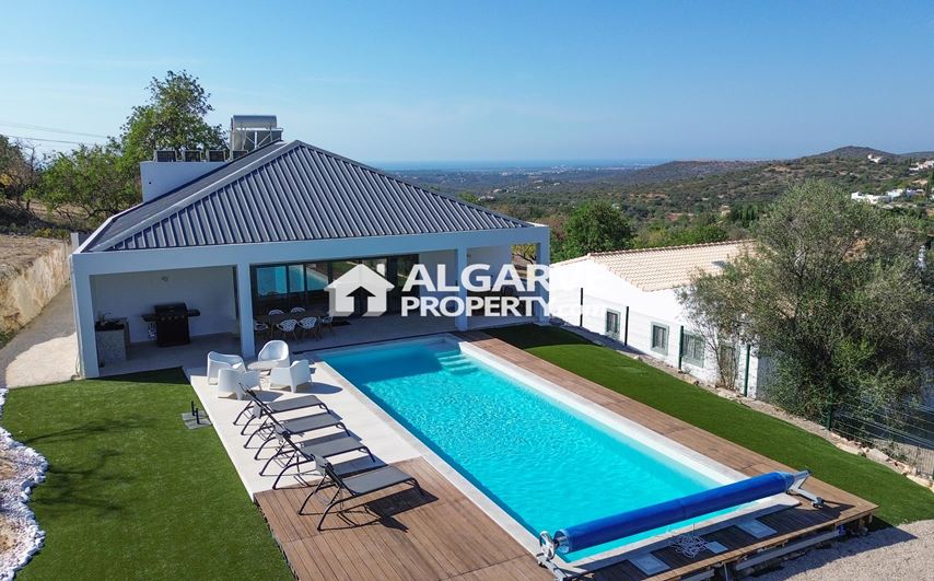 Four bedroom villa near Loulé, good access and panoramic country and sea views.