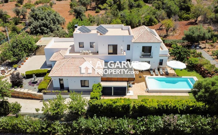 4 bedroom villa with garage and heated pool in Almancil