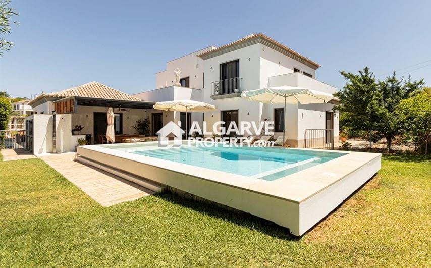 Villa de 4 chambres avec garage et piscine chauffée à Almancil