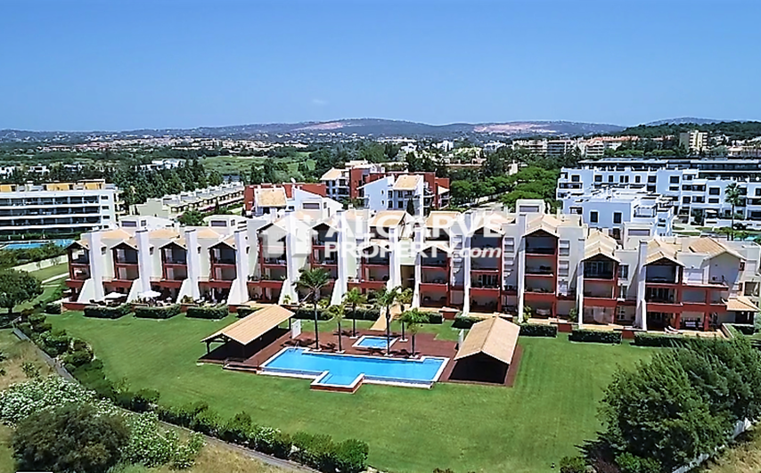 Spacious top floor 2 bedroom apartment facing the golf course and close to the beach and Marina of Vilamoura, Algarve