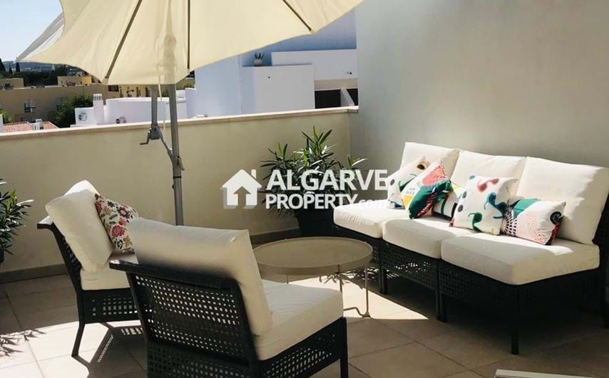 Villa de 3+2 chambres dans une copropriété avec piscine et garage à Vilamoura, Algarve