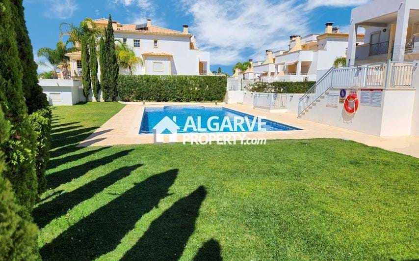 Moradia V2+1 em condomínio com piscina e garagem em Albufeira, Algarve
