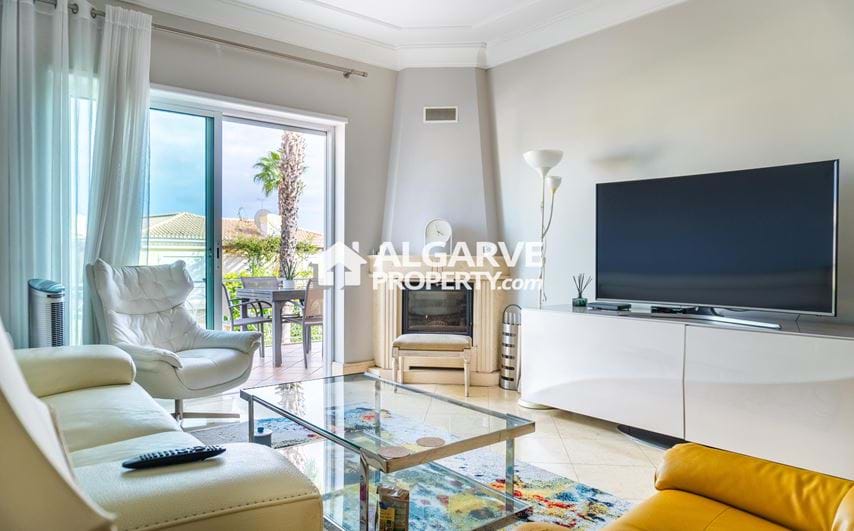 Spacious 4 bedroom villa on a prestigious gated community close to several Golf courses in Vilamoura, Algarve
