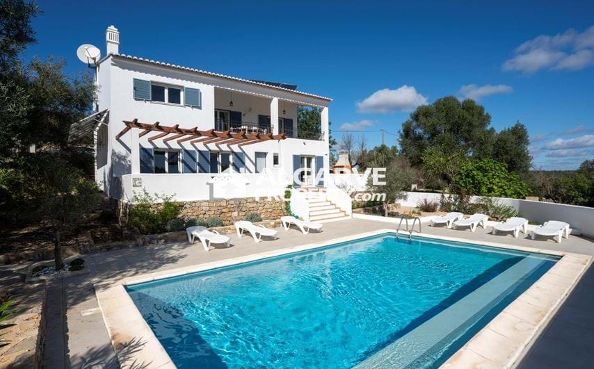 Traditional style 4-bedroom house with a pool, just 15 minutes from Loulé