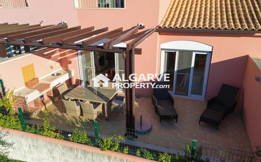 Charmante maison de ville de 3 chambres à proximité du parcours de golf de Vitoria, à seulement 5 km de la marina et de la plage à Vilamoura, Algarve.