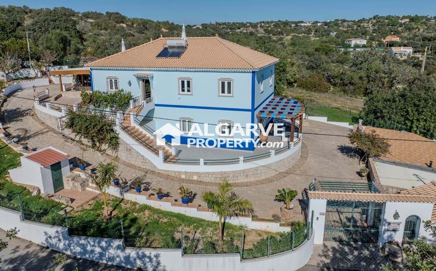 Excelente moradia V5 com vista panorâmica nos arredores de Loulé, Algarve