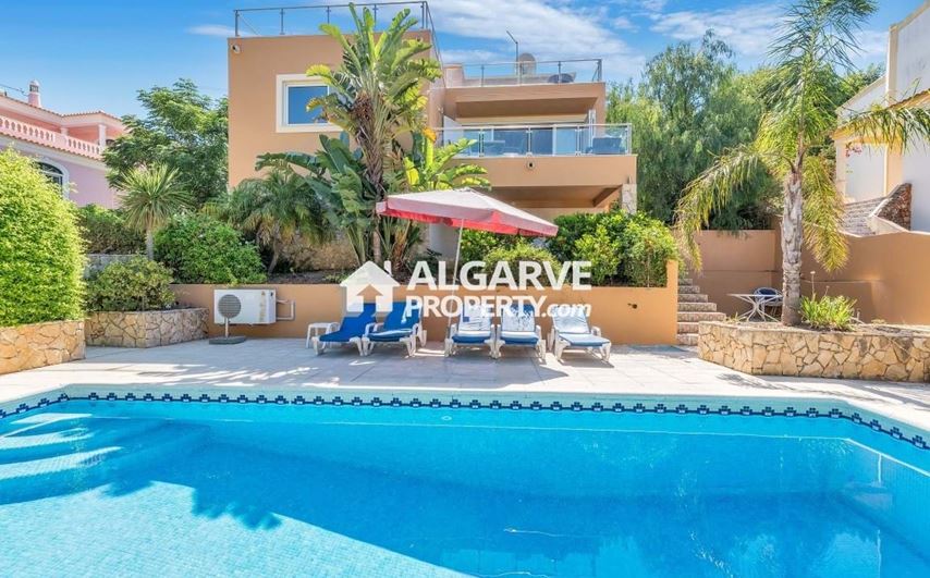 Maison de 3 chambres, près de la plage de Gale et du golf Salgados, vue sur la mer à Abufeira, Algarve