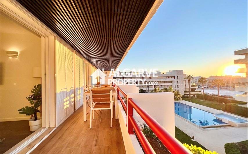 Situé dans la prestigieuse Marina de Vilamoura, nous présentons ce luxueux appartement de 1+2 chambres, entièrement rénové, avec vue sur la piscine.