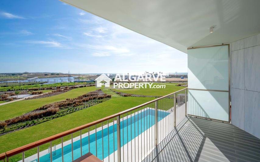 Luxury Beachfront 2 bed Apartment in Armação de Pera, Algarve