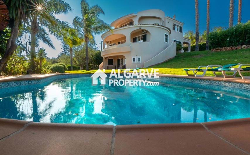 Charmante villa de style traditionnel de 5 chambres avec une vue fabuleuse sur la campagne et la mer à Boliqueime, Algarve