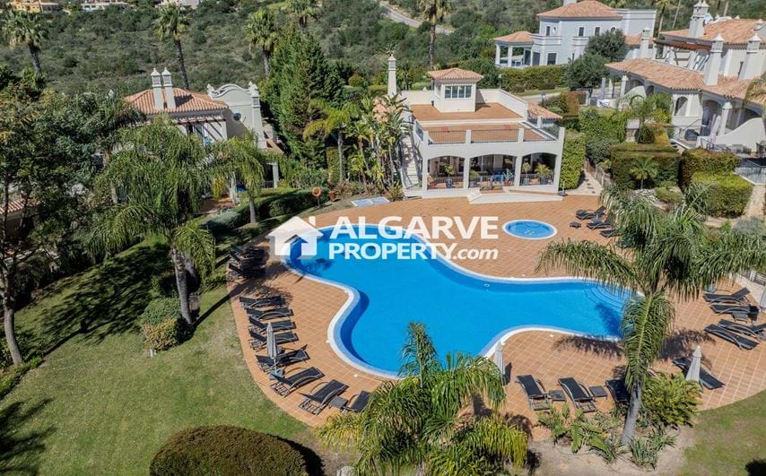 Fabulous 2+1 bedroom villa in a beautiful resort close to the beach and 3/4 min. from Almancil, Algarve