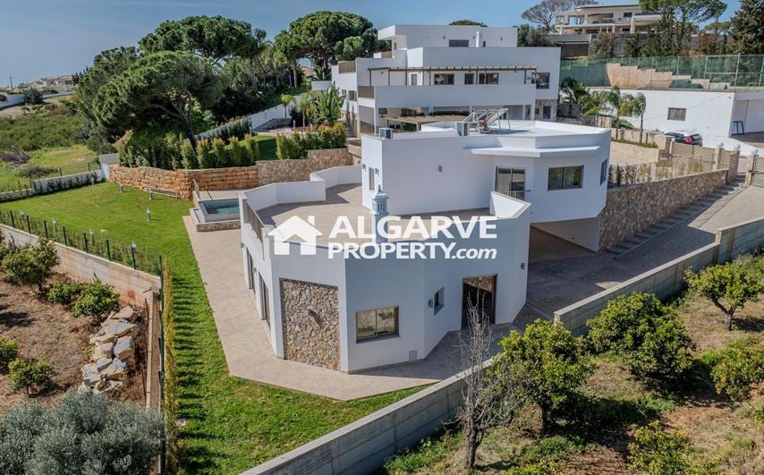 Stunning contemporary 4-bedroom villa with sea view and swimming pool.