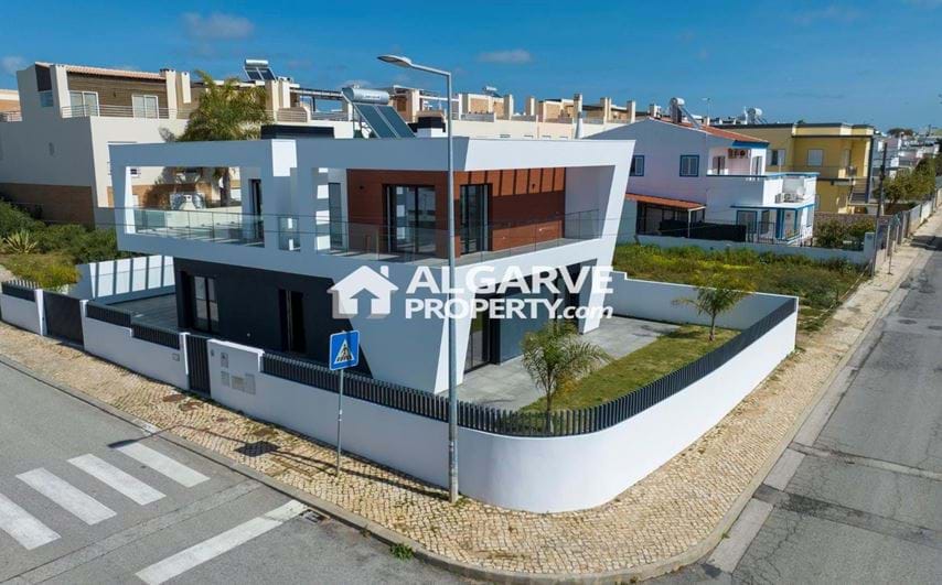 Modern three bedroom contemporary villa near the centre of Olhão and all the amenities