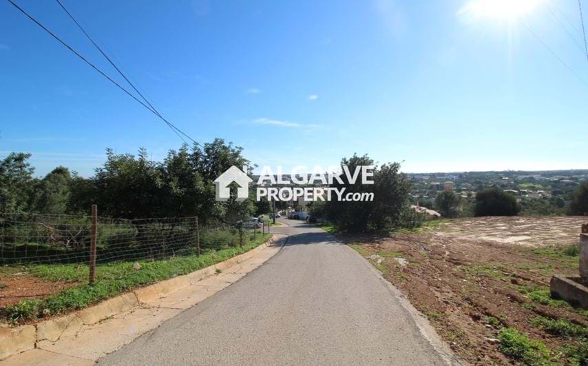 Plot with excellent sea view outside Vilamoura and Vila Sol.
