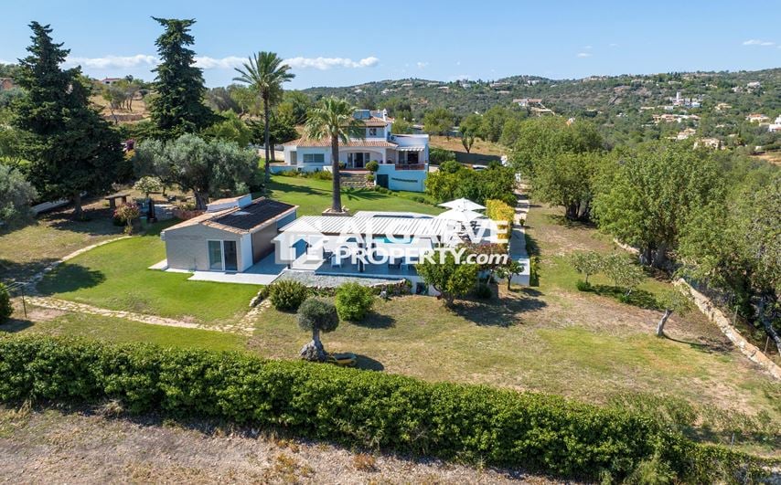 Fabulous 5+1 bedroom villa with stunning country and sea views close to Vilamoura and the beach.