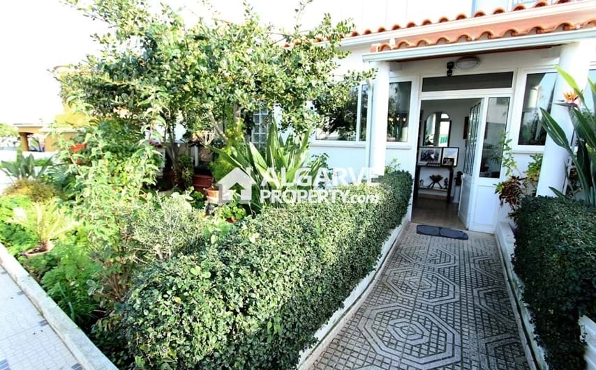 ALBUFEIRA- Lovely 6+3 bedroom semidetached villa located on a quiet residential area close to all amenities.