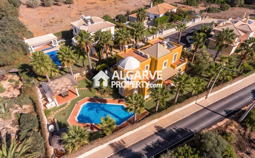 ALBUFEIRA - Villa de 4 chambres située dans un quartier calme près de la plage et de l'Algarve Shopping 
