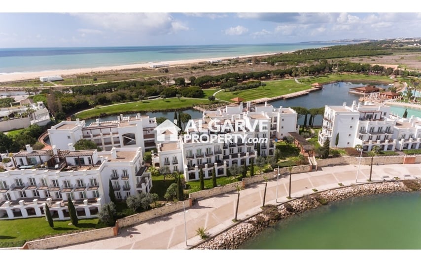 VILAMOURA - Luxury 2 bed duplex apartment with large roof terrace w/ jacuzzi & MARINA VIEWS