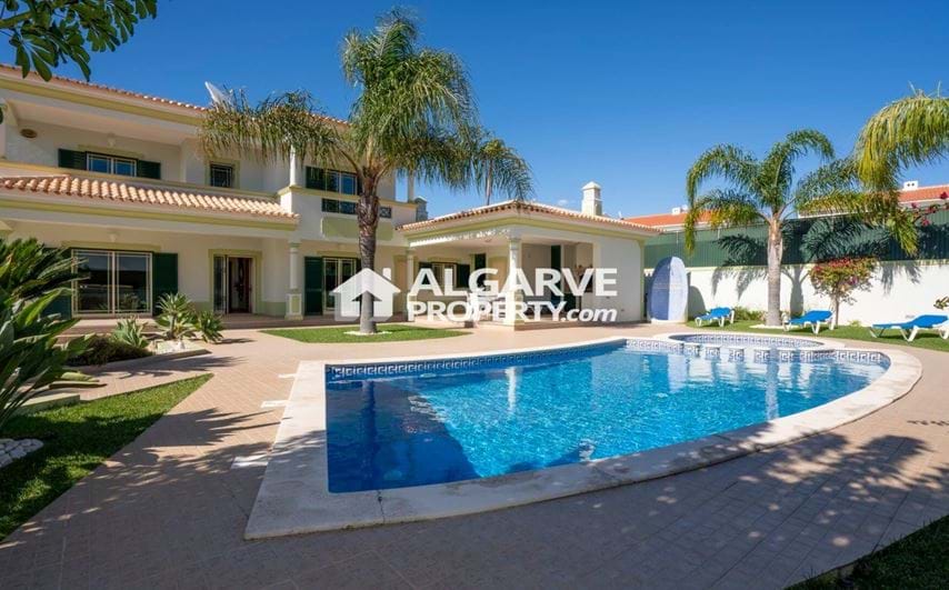 ALBUFEIRA - 5 bed villa just 10 minutes walk from the BEACH
