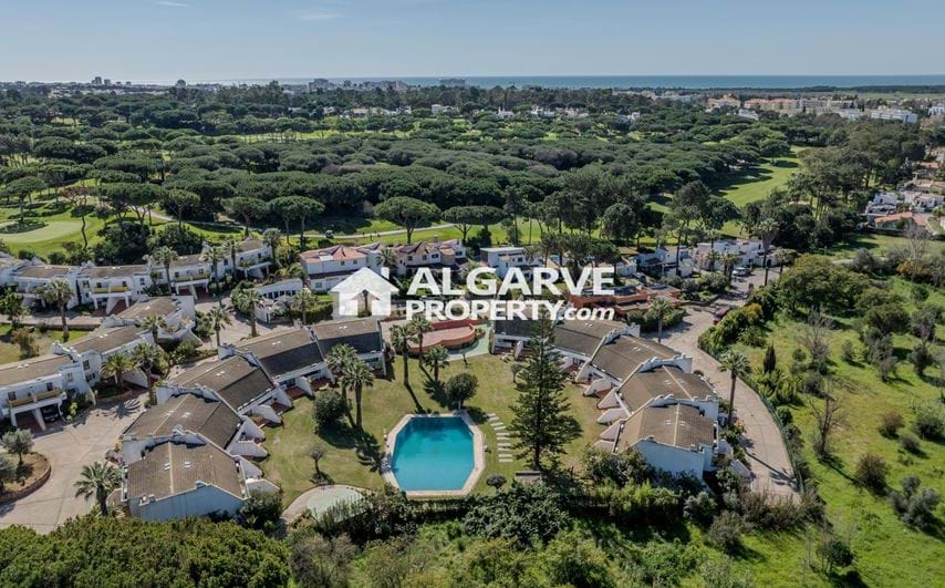 Moradia V3 junto ao golfe com amplas áreas verdes em Vilamoura, Algarve