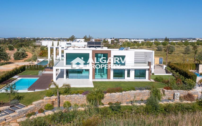VILAMOURA - Spectacular 6 bed villa in the GOLF and close to the MARINA & BEACH