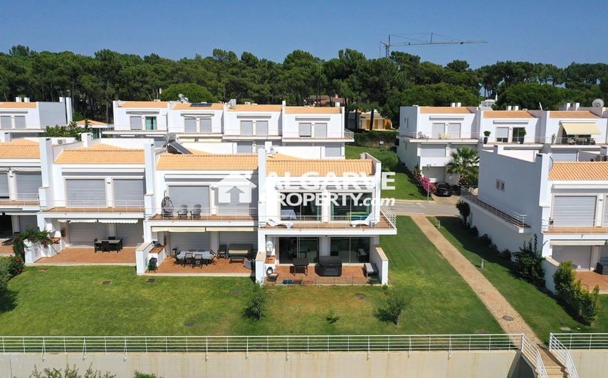 Modern style 3 bedroom villa close to the Golf and 2.5km from the marina in Vilamoura, Algarve