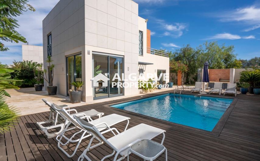 Modern 4 Bedroom villa for sale in the center of Albufeira, Algarve