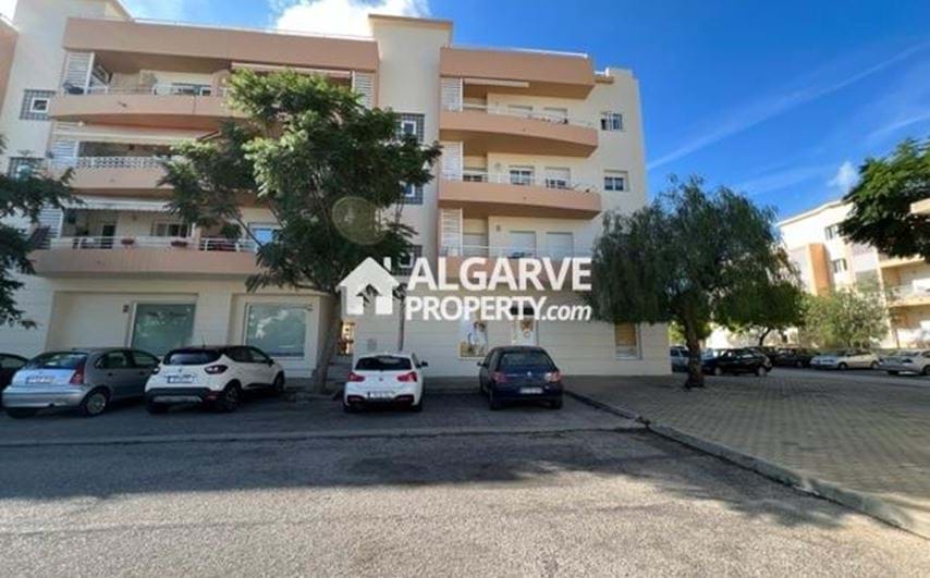 QUARTEIRA - Commercial area located in a residential area close to the beach