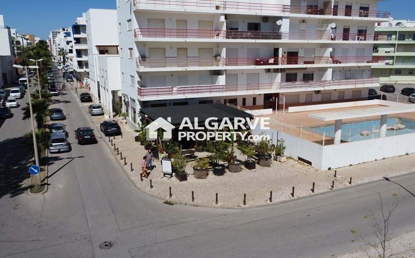 Espace commercial situé à seulement 50 mètres de la plage de Quarteira, dans l'Algarve