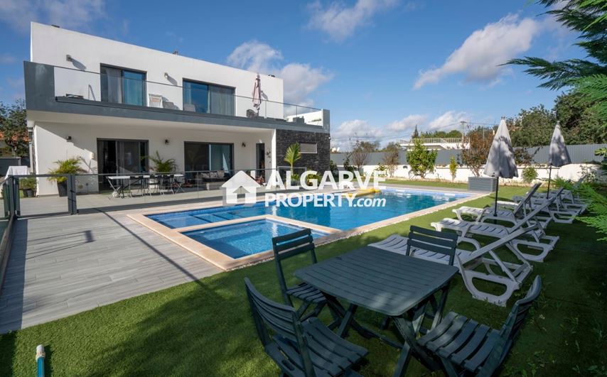5 bedroom villa of contemporary construction close to all amenities in Almancil