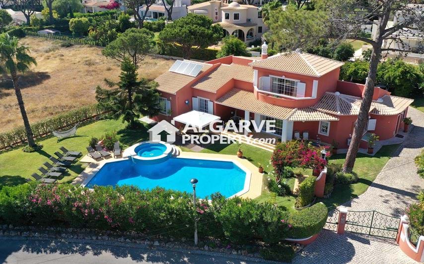 Villa with seven bedrooms next to the golf and close to the marina and beach