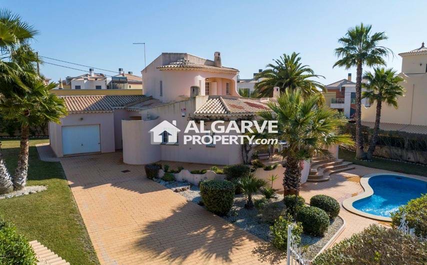 Traditional 3 bedroom villa in a quiet area just 5 minutes from the beaches of Albufeira