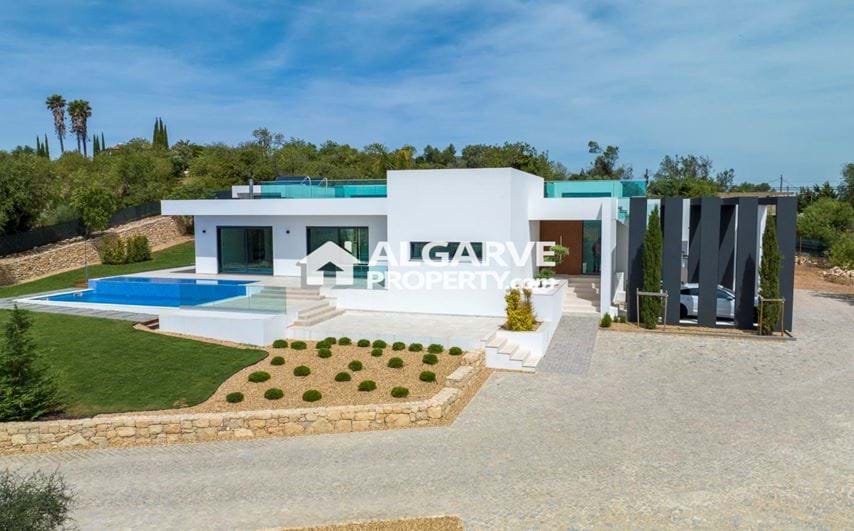 Brand new 4 bedroom contemporary villa with sea views close to Loulé