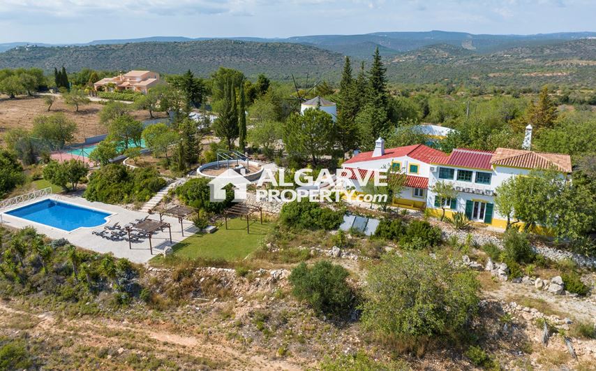 Quinta style property with 8 bedrooms and sea views in Boliqueime