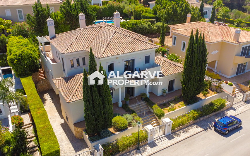 Fabuleuse villa de 5+1 chambres près de la plage et à proximité de Quinta do Lago et Vale Lobo, Algarve
