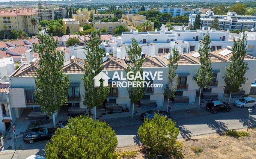 Moradia com 4 quartos em condomínio com piscina e garagem em Vilamoura, Algarve