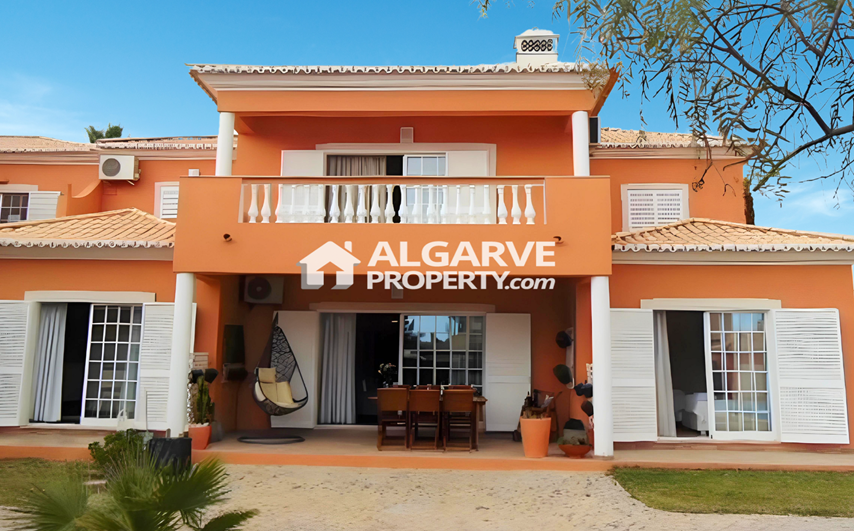 Lovely four bedroom villa located near the golf course in a quiet and residential area near Vila Sol, Algarve