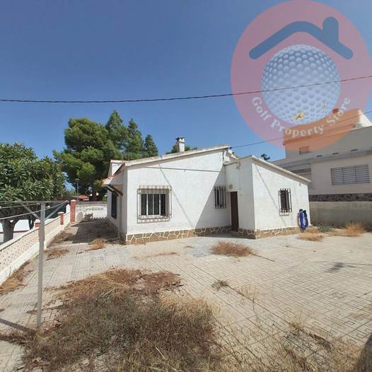 DETACHED 3 BED VILLA ON LARGE PLOT NEXT TO BEACH