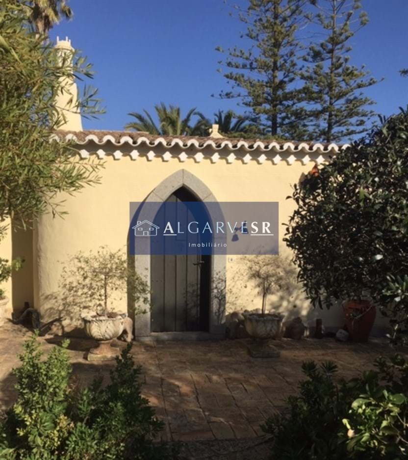 Beautiful, traditional quinta in Carvoeiro, on private plot, with swimming pool.