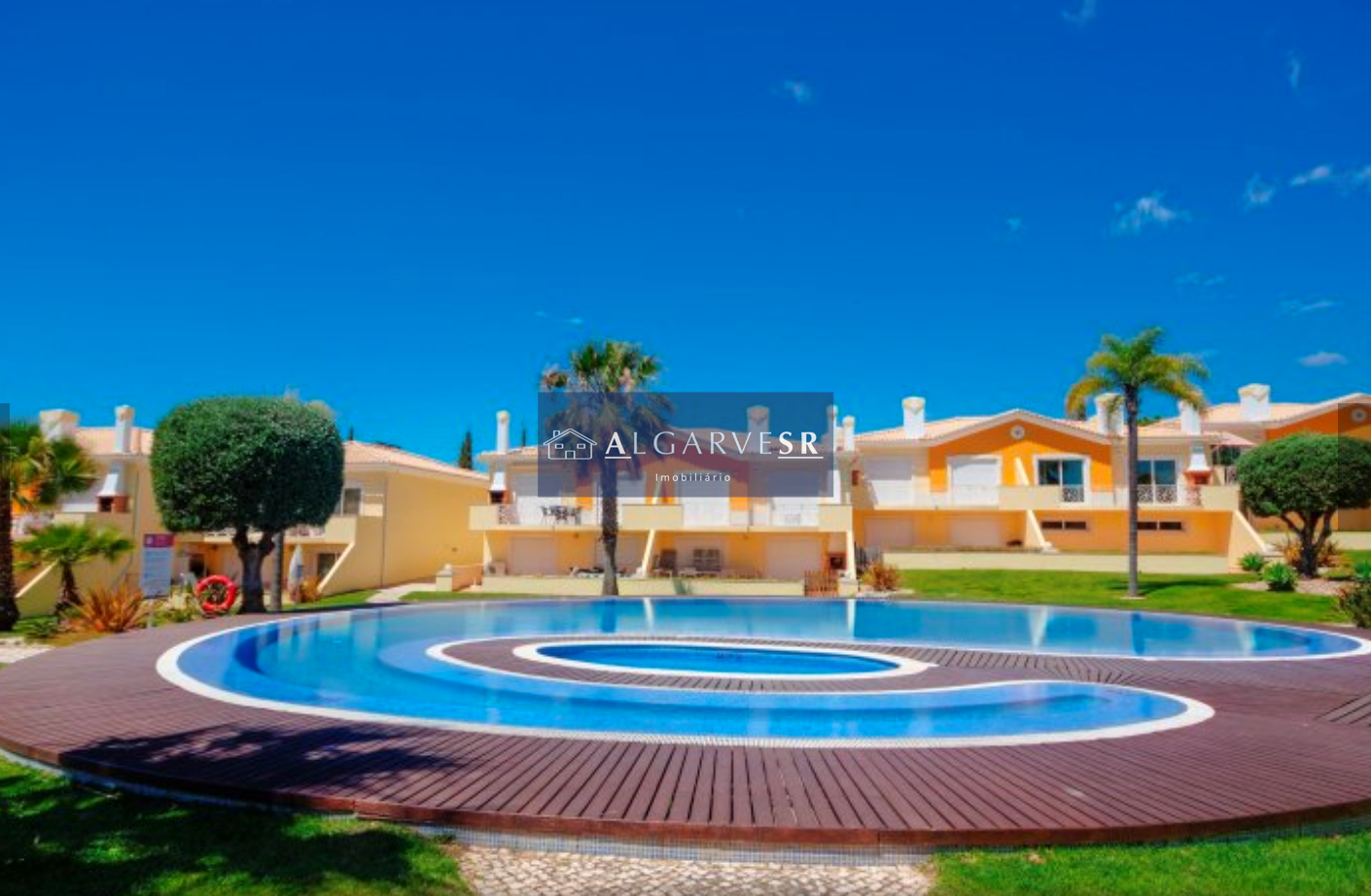 Fabuleuse maison de ville de 2 + chambres à Vilamoura avec piscine partagée