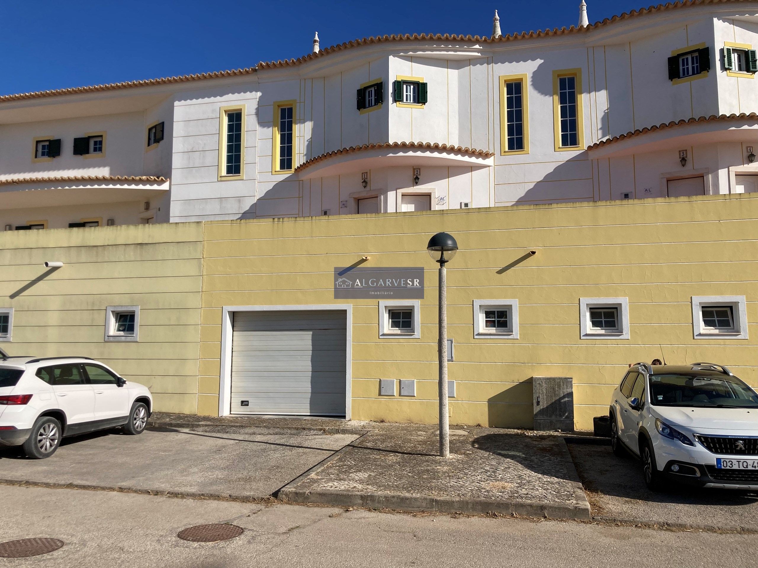 Schönes Stadthaus mit zwei Schlafzimmern - Montinhos da Luz mit Pool und Parkplatz