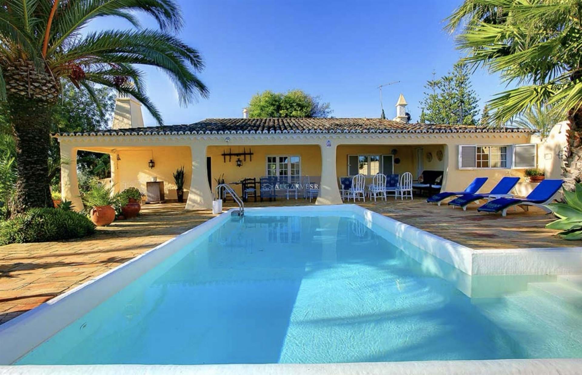 Beautiful, traditional quinta in Carvoeiro, on private plot, with swimming pool.