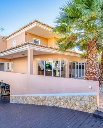 3+2 bedroom villa for sale in Albufeira, located within walking distance of the beach
