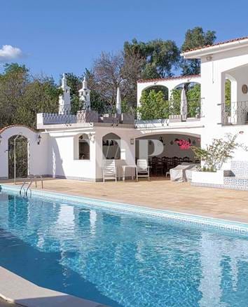 Villa de 3 dormitorios + 2 pisos de un dormitorio en venta en Almancil con vistas al campo y al mar