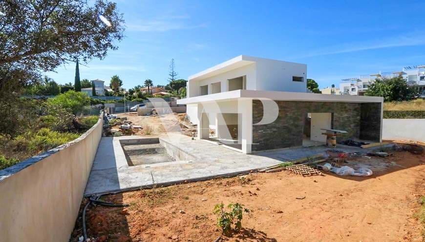 CARVOEIRO - Nouvelle villa de 3 +1 chambres en phase finale de construction